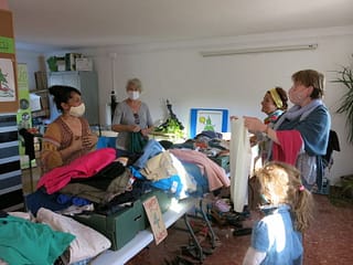 Mujeres haciendo trueque de ropa en GFS Benarrabá